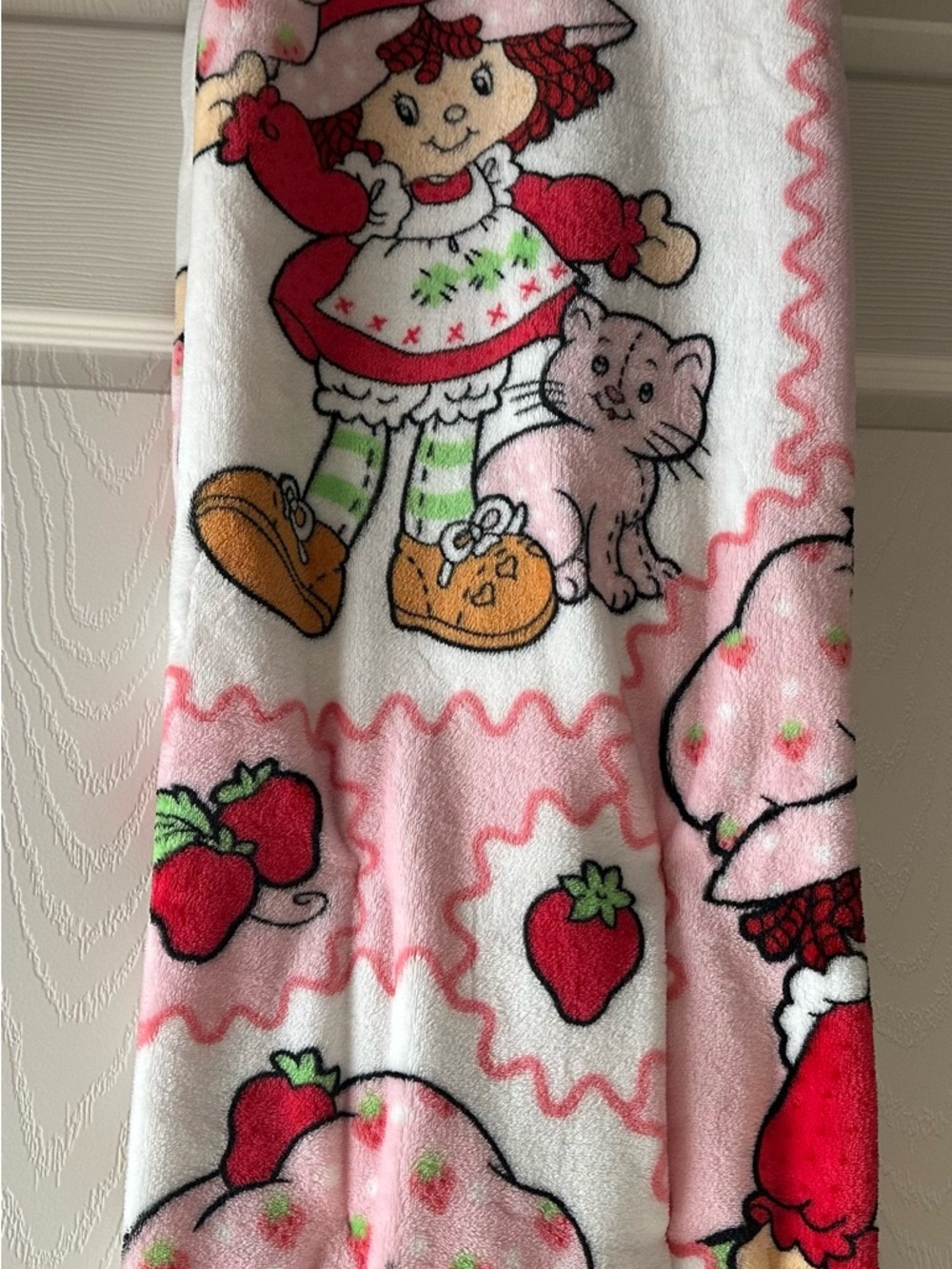 Strawberry Shortcake Plush Throw - Pink & White Strawberry Print 50x70 inch new - Picture 2 of 2